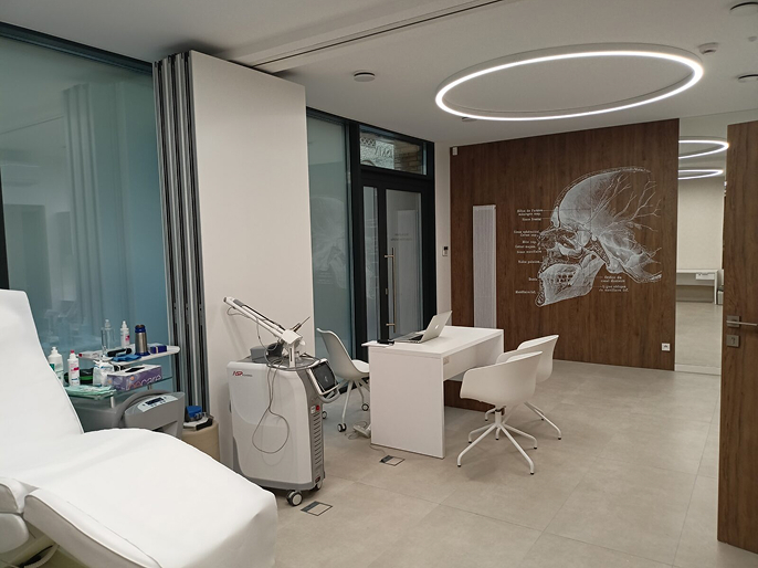 Druk ścienny we wnętrzu komercyjnym